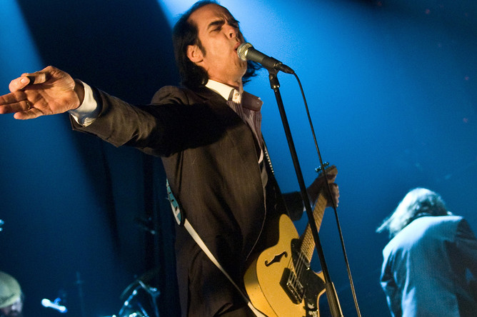 Ник Кейв во время выступления на концерте с группой The Bad Seeds в Москве, 2009 год