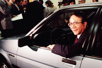 Бывший президент Toyota Corp Тацуро Тоёда за рулем компакта Chevrolet Nova (он же — Toyota Corolla), продукта совместного предприятия General Motors и Toyota Corp для американского рынка, 1984 год