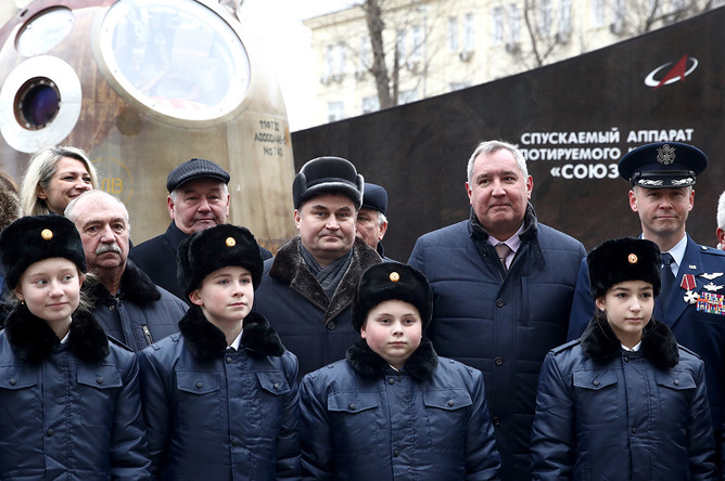 Во время открытия памятнику спускаемому аппарату пилотируемого корабля «Союз МС-10» на Бережковской набережной у здания Объединенной ракетно-космической корпорации (ОРКК) в Москве, 2 декабря 2019 года