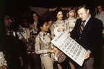 Джин Келли с артистами мюзикла в бродвейском театре «Шуберт», 1975 год