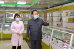 Председатель Президиума Верховного Народного Собрания КНДР Чхве Рён Хэ во время контрольного визита в одну из аптек Пхеньяна, 17 мая 2022 года