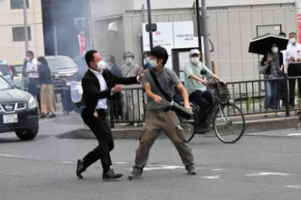 Подозреваемый в&nbsp;стрельбе в&nbsp;экс-премьера Японии Синдзо Абэ во время задержания, 8&nbsp;июля 2022&nbsp;года