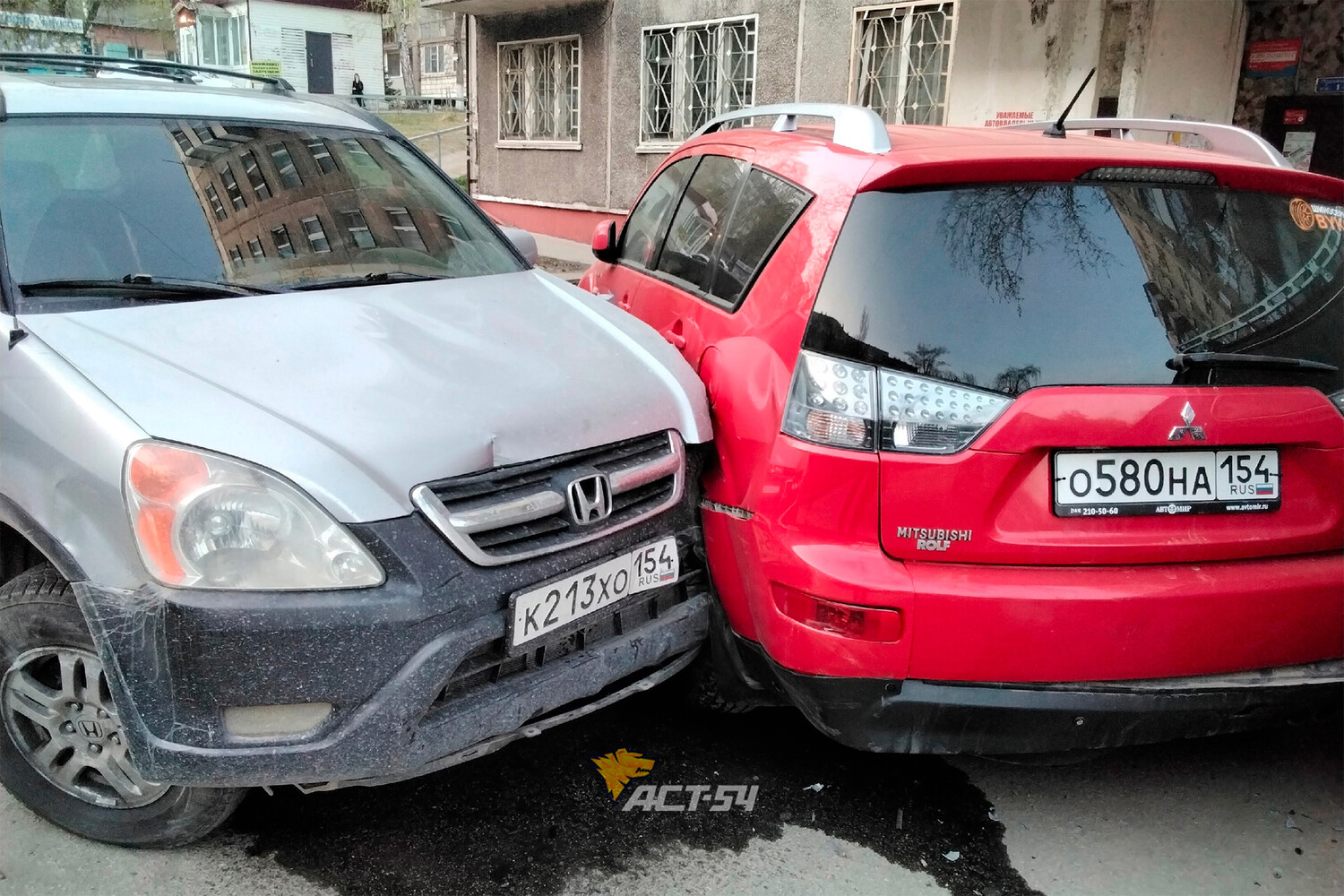 В Новосибирске пьяный подросток устроил массовое ДТП на угнанной машине -  Газета.Ru | Новости