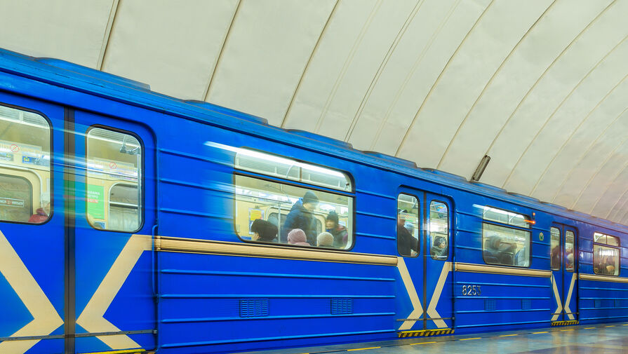 Минздрав Екатеринбурга сообщил о тяжелом состоянии упавшей на рельсы в метро женщины