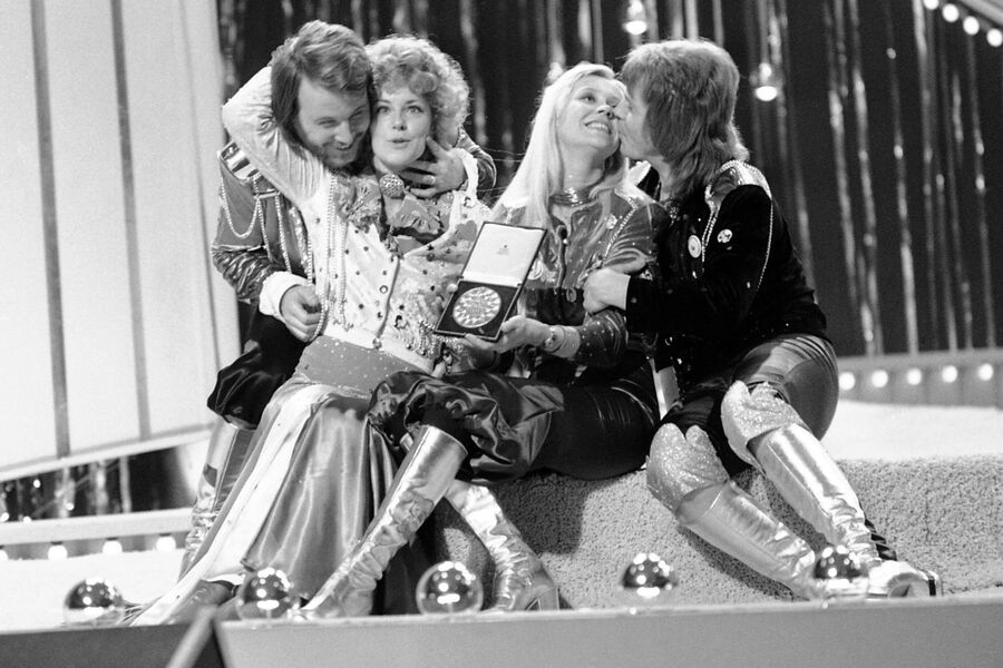 Группа ABBA (Бенни Андерссон, Анни-Фрид Лингстад, Агнета Фельтског и Бьорн Ульвеус) после победы на&nbsp;конкурсе «Евровидение-1974» с&nbsp;песней &laquo;Waterloo&raquo;