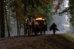 <b>19-е место. «Карамора» (2022)</b>
<br><br>
Фэнтезийный триллер, крайне смело переписывающий историю поздней Российской империи — и делающий это максимально вкусно. В сериале Данилы Козловского (за режиссуру ему максимальный респект) с Данилой Козловским в главной же роли (это, в свою очередь, вызывает вопросы — без самолюбования проект был бы сильно выше в рейтинге) представители правящего класса являются кровопийцами в буквально смысле слова, но красит его не это, а бесчисленное множество исторических отсылок (про Толстого, Маяковского, Распутина и других значимых личностей), каждой из которых хочется аплодировать.