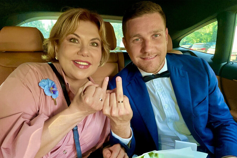 <b>Марина Федункив и Стефано Маджи (разница в возрасте 13 лет)</b>
<br><br>
Муж Марины Федункив — маркетолог из Италии, который оказался в России в качестве советника Итало-Российской торговой палаты. Они познакомились в 2019-м, а поженились в 2021 году: свадьбу сыграли 27 августа, в день 50-летия актрисы. Жениху на тот момент было 37 лет.
<br>
В 2024 году у пары родился сын, которого назвали Теодором в честь деда Федункив. Как недавно призналась актриса в интервью «Газете.Ru», роль матери стала для нее самой долгожданной в жизни. «Самое сложное — это расставаться с ребенком, когда еду на съемки или встречи. Мамы меня поймут — мыслями я все равно рядом с сыном. А то, от чего поет сердце, — это его улыбка. За нее я готова простить и бессонные ночи, и капризы», — рассказала Федункив.