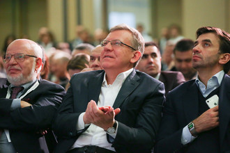 Советник президента РФ по правам человека, председатель Совета при президенте РФ по развитию гражданского общества и правам человека Михаил Федотов, председатель Комитета гражданских инициатив, заместитель председателя Экономического совета при президенте РФ Алексей Кудрин и министр по связям с открытым правительством РФ Михаил Абызов (слева направо) на IV Общероссийском гражданском форуме в Центре международной торговли.