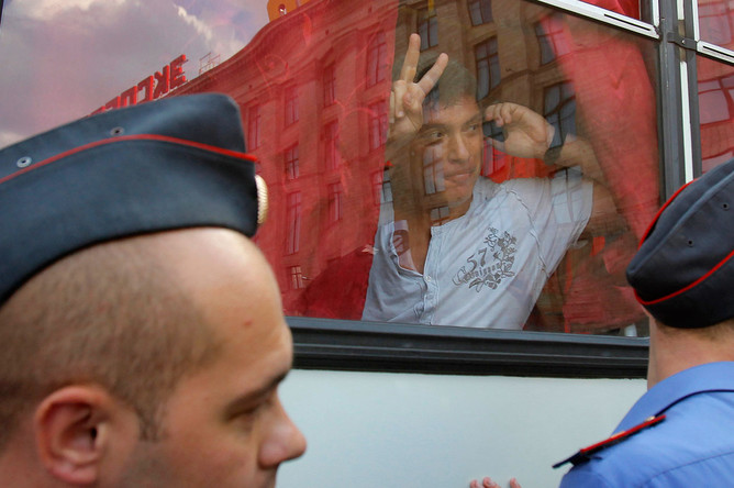 Борис Немцов после задержания на несогласованной акции протеста в Москве, июль 2010 года