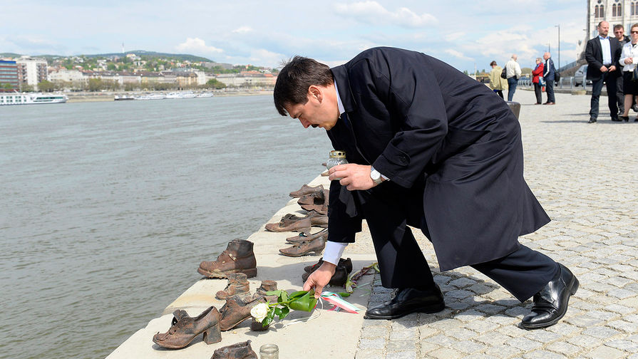 Президент Венгрии Янош Адер с цветами около мемориала в память о Холокосте в Будапеште, 2014 год
