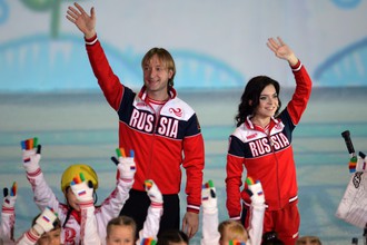 Евгений Плющенко и Аделина Сотникова во время ледового шоу «Год после Игр»