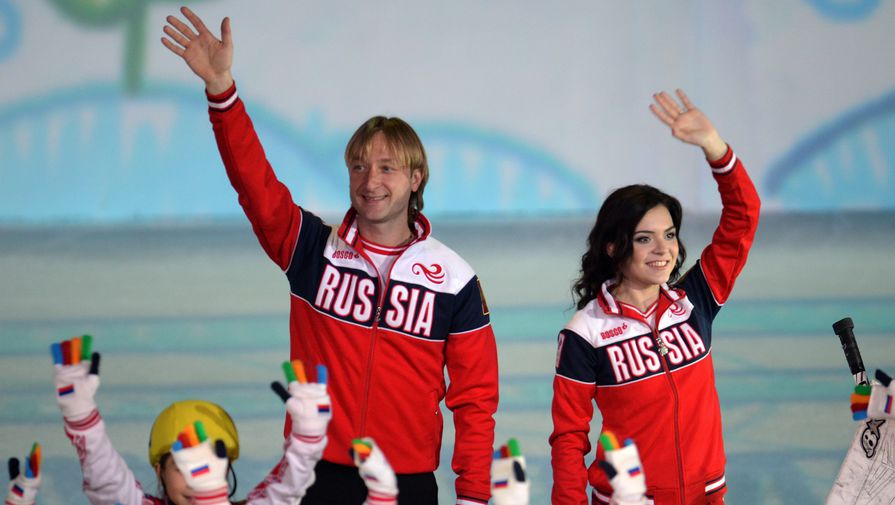 Евгений Плющенко и Аделина Сотникова во время ледового шоу «Год после Игр»