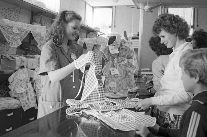 1989 год. Покупатели в отделе одежды для самых маленьких в универмаге