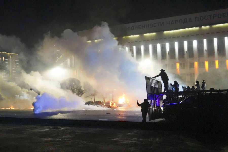 Столкновения демонстрантов и полиции на&nbsp;площади Республики в&nbsp;Алма-Ате, 4&nbsp;января 2022&nbsp;года