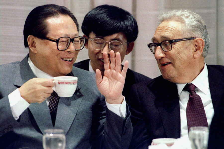 Президент Китая Цзян Цзэминь (слева) и Генри Киссинджер в&nbsp;Нью-Йорке, США, 1995&nbsp;год