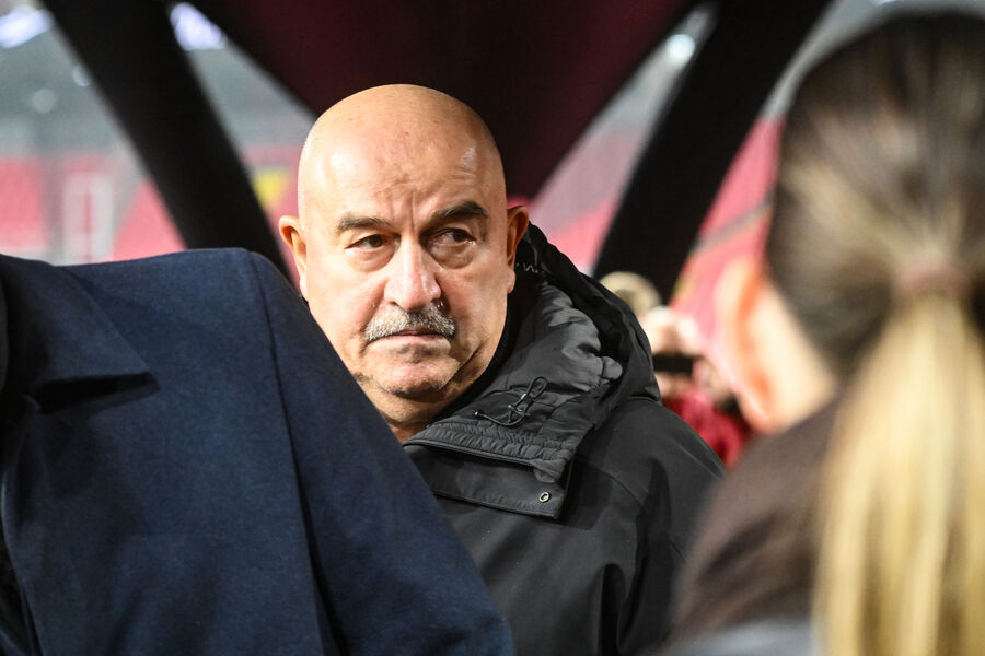 Главный тренер ФК &laquo;Ахмат&raquo; Станислав Черчесов на&nbsp;церемонии прощания с&nbsp;олимпийским чемпионом 1956&nbsp;года и лучшим бомбардиром московского &laquo;Спартака&raquo; Никитой Симоняном на&nbsp;стадионе &laquo;Лукойл Арена&raquo; в&nbsp;Москве, 27&nbsp;ноября 2025&nbsp;года