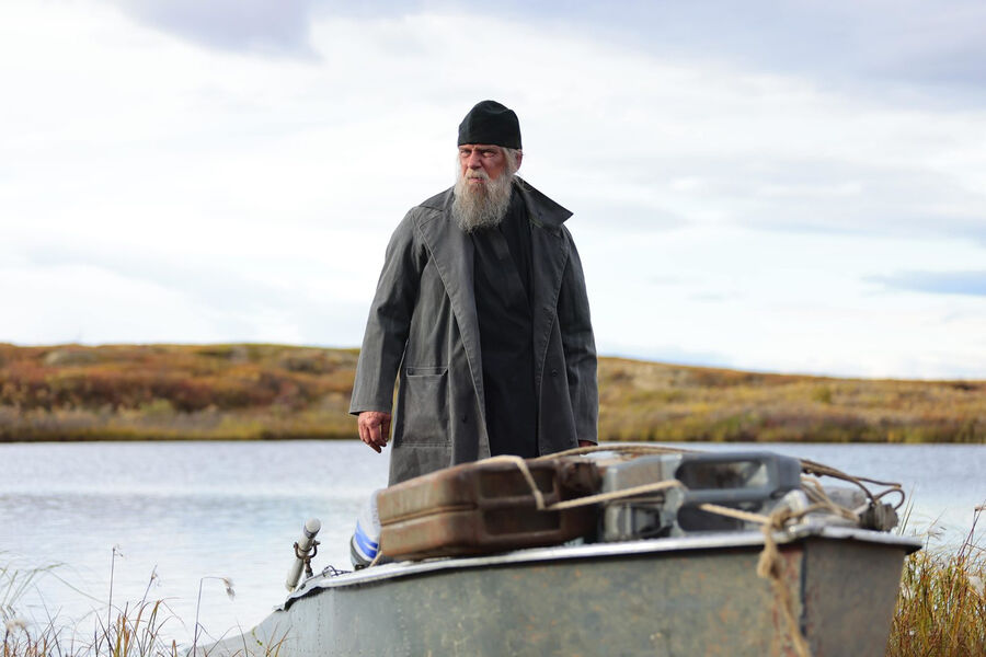 <b>«Цинга», реж. Владимир Головнев</b>
<br><br>
<b>Где и когда смотреть:</b> в&nbsp;кино — с&nbsp;26 февраля 2026&nbsp;года
<br><br>
В&nbsp;дни августовского путча — под&nbsp;звуки «Лебединого озера» по&nbsp;радио — старец-батюшка (Дмитрий Поднозов) и молодой послушник с&nbsp;киноаппаратом (Никита Ефремов) странствуют по&nbsp;землям ямальских оленеводов и уговаривают их принять христианство. В&nbsp;силу обстоятельств священник в&nbsp;какой-то момент отправляется дальше миссионерствовать в&nbsp;одиночку, а его подопечный остается погостить у&nbsp;местной семьи (Евгения Манджиева, Георгий Бессонов, Тимур Романов, Герасим Васильев, Тамара Куйбина), отбивающейся от волков. И внезапно обнаруживает под&nbsp;боком массу соблазнов и искушений, сопротивление которым осложняет древний недуг.
