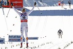 Юхан Олссон на финише, а лучший из российских лыжников, Александр Легков, финишировал четвертым