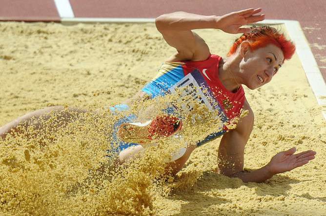 Татьяна Лебедева выполняет тройной прыжок на Олимпийских играх в Лондоне