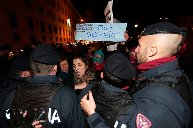 Во время визита Путина в Риме прошли протесты с требованием освободить Pussy Riot