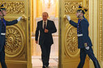 Владимир Путин входит в Георгиевский зал Кремля