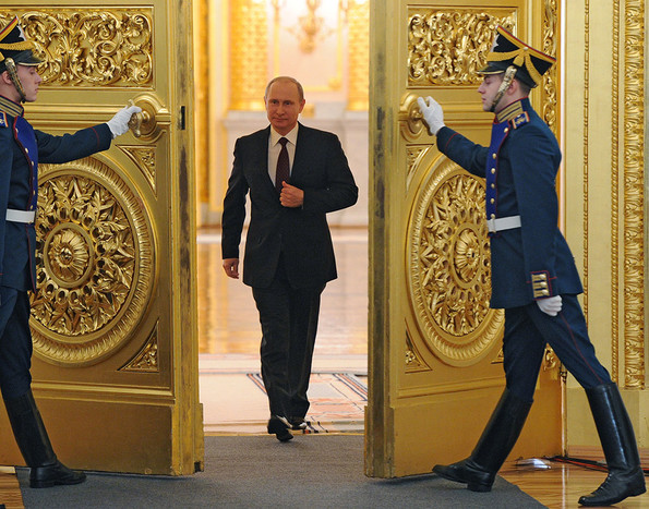 Владимир Путин входит в&nbsp;Георгиевский зал Кремля