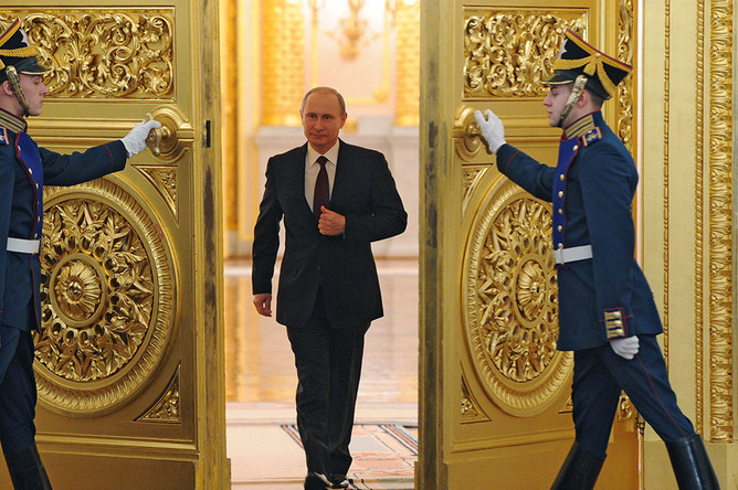 Владимир Путин входит в Георгиевский зал Кремля