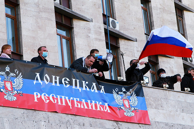 Участники митинга в Донецке, организованного сторонниками референдума о статусе региона