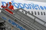 Сотрудницы авиакомпании «Аэрофлот» на трапе у лайнера авиакомпании «Добролет» в аэропорту Шереметьево