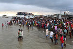4 августа на реке Падма в 37 км к юго-востоку от города Дакка (столица Бангладеш) перевернулся и затонул паром. Причиной аварии стали неблагоприятные погодные условия. На борту корабля присутствовало около 250 человек. После крушения 120 из них удалось спастись. 