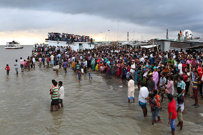 4&nbsp;августа на&nbsp;реке Падма в&nbsp;37 км к&nbsp;юго-востоку от города Дакка (столица Бангладеш) перевернулся и затонул паром. Причиной аварии стали неблагоприятные погодные условия. На&nbsp;борту корабля присутствовало около&nbsp;250 человек. После крушения 120&nbsp;из&nbsp;них удалось спастись. 
