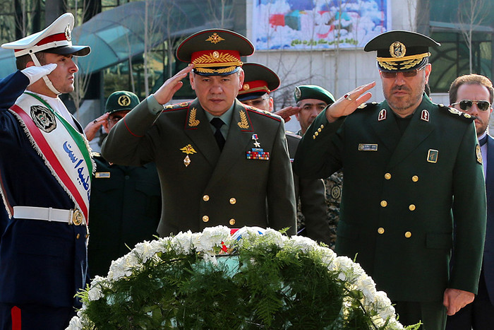 Министр обороны России Сергей Шойгу и министр обороны и поддержки вооруженных сил Ирана Хосейн Дехкан (в центре слева направо) во время возложения цветов к Могиле Неизвестного Солдата