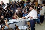 Премьер-министр Греции Алексис Ципрас на избирательном участке в Афинах