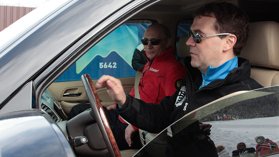 Дмитрий Медведев и Владимир Путин во время посещения горнолыжного центра &laquo;Роза Хутор&raquo;, 2011&nbsp;год