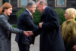 Президент Украины Петр Порошенко с супругой Мариной и президент Турции Реджеп Тайип Эрдоган с супругой Эмине во время встречи в Киеве, 7 октября 2017 года
