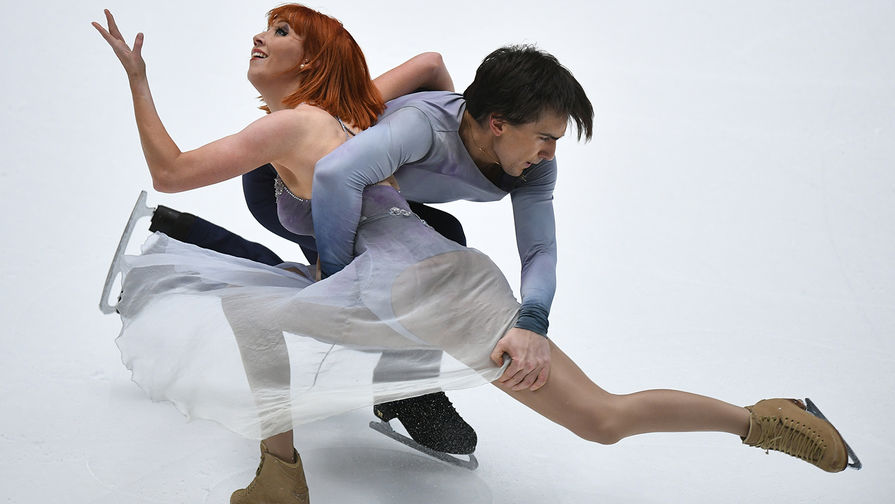 Тиффани Загорски и Джонатан Гурейро выступают в произвольной программе в танцах на льду на чемпионате России по фигурному катанию в Санкт-Петербурге, 22 декабря 2017 года