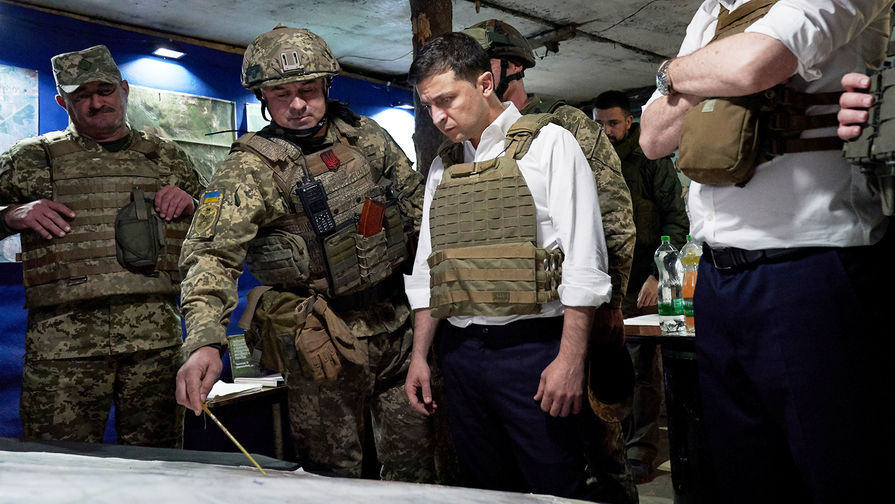 Президент Украины Владимир Зеленский во время посещения позиций украинских военных в Донецкой области, 14 октября 2019 года