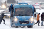 Рейсовый микроавтобус во время снегопада в Москве, 13 февраля 2021 года