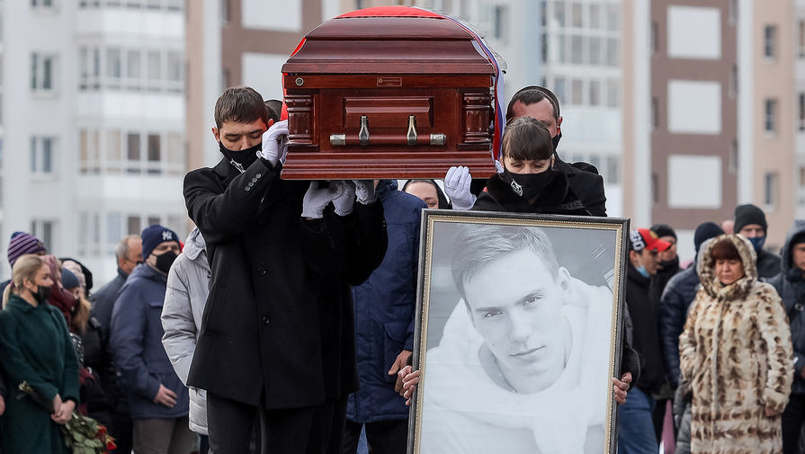 Во время церемонии прощания с хоккеистом петербургского клуба Молодежной хоккейной лиги (МХЛ) «Динамо» Тимуром Файзутдиновым в Челябинске, 18 марта 2021 года