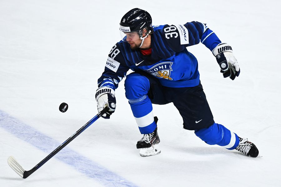 Теэму Турунен (Финляндия) в матче чемпионата мира по хоккею — 2021