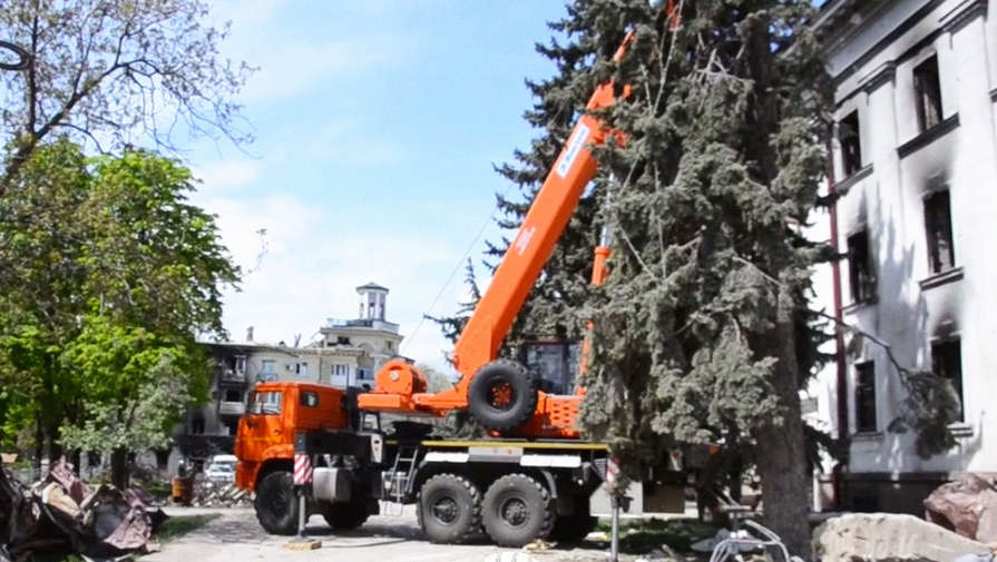 Разбор завалов драмтеатра в Мариуполе начала тяжелая техника