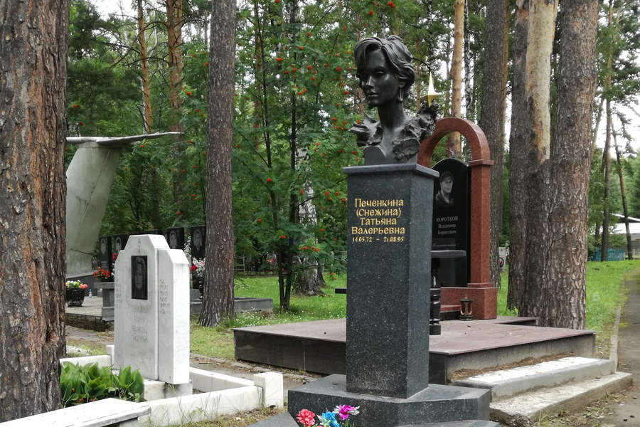 Памятник Татьяне Снежиной на Заельцовском кладбище