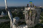 Герб Украины на монументе «Родина-мать», 6 августа 2023 года