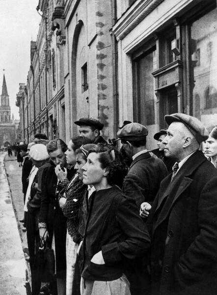 &laquo;Так началась война&raquo;. Жители столицы 22&nbsp;июня 1941&nbsp;года во время объявления по&nbsp;радио правительственного сообщения о&nbsp;вероломном нападении фашистской Германии на&nbsp;Советский Союз