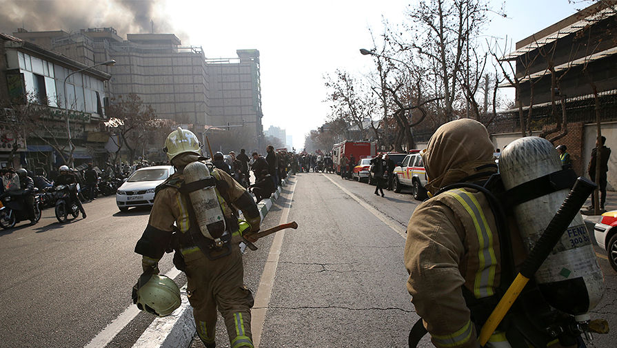 Пожарные направляются к&nbsp;горящему небоскребу Plasco в&nbsp;Тегеране, 19&nbsp;января 2017&nbsp;года