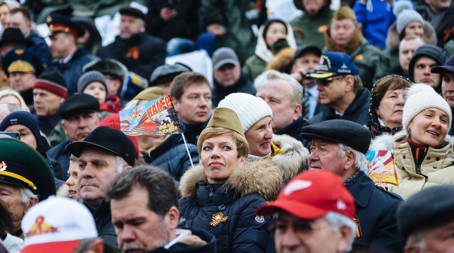 Зрители на военном параде, посвященном 72-й годовщине победы в Великой Отечественной войне
