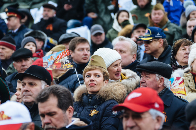 Зрители на военном параде, посвященном 72-й годовщине победы в Великой Отечественной войне