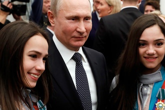 Олимпийская чемпионка и серебряный призер по фигурному катанию Алина Загитова, Владимир Путин и двукратный серебряный призер по фигурному катанию Евгения Медведева на приеме в Кремле после церемонии вручения государственных наград победителям и призерам XXIII зимних Олимпийских игр в Пхенчхане, 28 февраля 2018 года