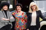 Девушки Бонда разных лет, слева направо: Таня Маллет, Юнис Гейсон и Бритт Экланд на фотоколле в честь пятидесятилетия бондианы, 2012 год