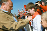 Лидер КПРФ Геннадий Зюганов повязывает красные галстуки юным пионерам, 2006 год 